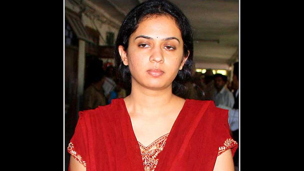 বেঙ্গালুরুর বনশঙ্করী-২ স্টেজ এলাকায় প্রায় ১৫ বছর ধরে শুভাদের প্রতিবেশী ছিলেন গিরিশরা। ২০০৩ সালের ৩০ নভেম্বর গিরিশের সঙ্গে শুভার পাকাদেখা হয়েছিল। সে সময় ২৭ বছরের গিরিশ ইন্টেল সংস্থায় সফ্টঅয়্যার ইঞ্জিনিয়ার হিসাবে কর্মরত। শুভা স্থানীয় বিএমএস ল’ কলেজে তৃতীয় বর্ষের পড়ুয়া।