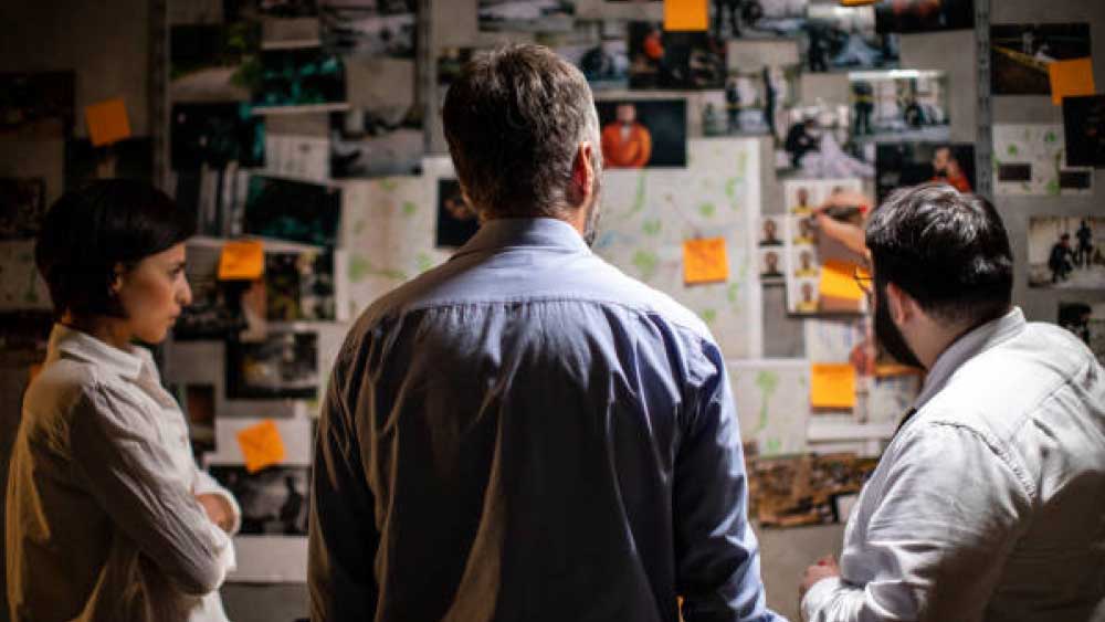 শুভার বয়ানে সন্দেহ হয় পুলিশের। ঘটনার আগে এবং পরের দিনগুলিতে কাদের সঙ্গে তার কথাবার্তা হয়েছে তা জানতে শুভার মোবাইল ঘেঁটে দেখেন তদন্তকারীরা। তাতে বেরিয়ে আসে অরুণ বর্মার নাম। 