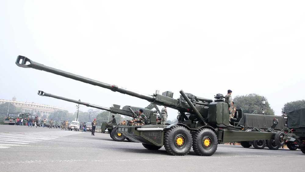 কী এই এটিএজিএস? এর পুরো নাম দ্য অ্যাডভান্সড টোওড আর্টিলারি গান সিস্টেম। এত দিন পর্যন্ত ব্রিটিশ কামান ব্যবহার করা হত। এ বছরের ১৫ অগস্টে ব্রিটিশ কামান ‘২৫ পাউন্ডার্স’-এর সঙ্গে এটিজিএস-ও ব্যবহার করা হয়েছে।