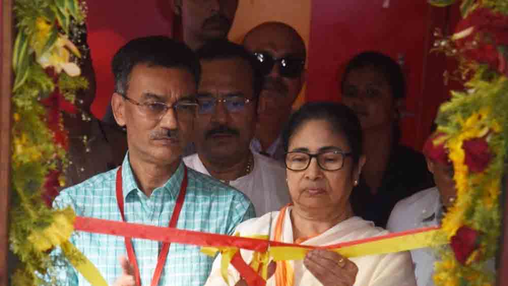 জাদুঘরের উদ্বোধন করছে মমতা। পাশে দেবব্রত সরকার।