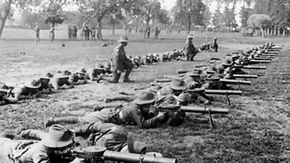 অস্ট্রেলীয় সংবাদমাধ্যমে তখন এমু পাখিদের শত্রুপক্ষ হিসাবে দাগিয়ে দেওয়া হয়েছে। ক্ষেতেখামারে মেশিনগান হাতে ধরা ‘সেনাবাহিনীর’ তুলনায় যারা বেশ চতুর। বিশালাকায় উঁচু গলার পাখিগুলির তীক্ষ্ণ দৃষ্টির কাছে যে সেনারা অসহায়। 