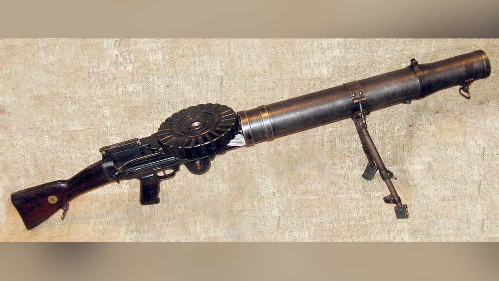 প্রথম বিশ্বযুদ্ধে ব্যবহৃত লিউয়িস মেশিনগানের সামনে পড়ে ছত্রভঙ্গ হলেও হাল ছাড়েনি এমুরা। বরং যুদ্ধের কৌশল পাল্টে পরাস্ত করেছিল অস্ট্রেলীয় ‘সেনাবাহিনীকে’। আজও পারথের আশপাশে ঝাঁকে ঝাঁকে ঘুড়ে বেড়ায় এমুর দল।