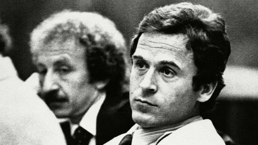 টেড বান্ডি। বিশ্বের অপরাধ জগতের ইতিহাসে অন্যতম ব্যক্তিত্ব। এক সময় তার নাম শুনলেই ভয় পেত আট থেকে আশি। টেডের নৃশংসতার গল্প শুনলে আজও গা শিউরে ওঠে। টেডের বিরুদ্ধে ৩০ জনেরও বেশি মহিলাকে ধর্ষণ করে খুনের অভিযোগ উঠেছিল। যদিও অনেকের মতে এই সংখ্যা শতাধিক। বহু ডাকাতি এবং ছিনতাইয়ের অভিযোগও উঠেছিল টেডের বিরুদ্ধে।