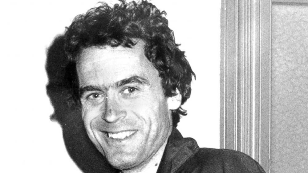 জন্মের আগেই টেডের বাবা তার মাকে ছেড়ে চলে যায়। টেডের মায়ের নাম ছিল এলেনর লুইস কোওয়েল। ছোট থেকেই বহু ঘাত-প্রতিঘাত সহ্য করে বড় হতে হয়েছে টেডকে। ছোটবেলায় টেডের দাদু তাকে এবং তার মাকে নিয়মিত মারধর করতেন। অত্যাচার সহ্য করতে না পেরে টেডের মা ছেলেকে নিয়ে ওয়াশিংটনে চলে আসেন। ওয়াশিংটনে তিনি জনি বান্ডি নামক এক যুবককে বিয়ে করেন।