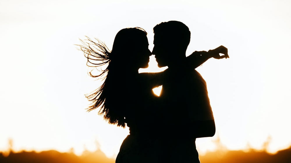 বন্ধুত্ব পাতিয়ে বা প্রেমের জালে ফাঁসিয়ে মহিলাদের ধর্ষণ করে খুন করত টেড। মহিলারা সুদর্শন এবং ‘ক্যারিশম্যাটিক’ টেডের প্রেমে পড়তেন। আর এই সুযোগকে কাজে লাগিয়ে কার্যসিদ্ধি করত টেড। প্রত্যক্ষদর্শীদের মতে স্বল্পভাষী টেডের সঙ্গে কথা বলে যে কেউ মুগ্ধ হয়ে যেত।