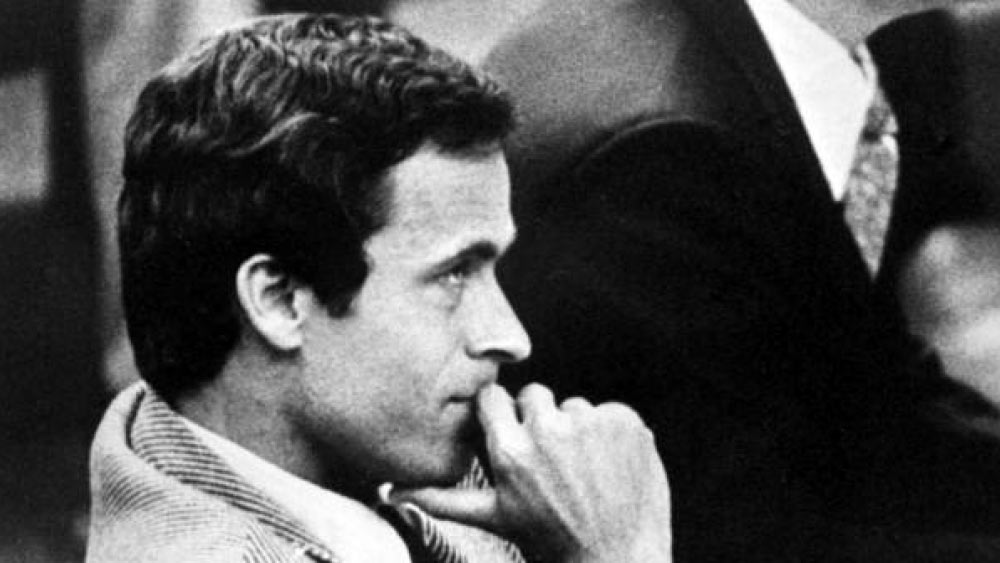 এত মহিলার খুনি টেড ১৯৮০ সালে বিয়েও করেছিল। একাধিক মহিলাকে খুন এবং ধর্ষণের অভিযোগে আদালতে বিচার চলাকালীনই ক্যারল অ্যান বুন নামে এক মহিলাকে বিয়ে করে সে। ক্যারল ‘ওয়াশিংটন স্টেট ডিপার্টমেন্ট অব ইমার্জেন্সি সার্ভিস’-এর কর্মী ছিলেন। ১৯৮৬ সালে ক্যারল এবং টেডের মধ্যে বিচ্ছেদ ঘটে। রোজ নামে টেড এবং ক্যারলের একটি মেয়েও হয়।