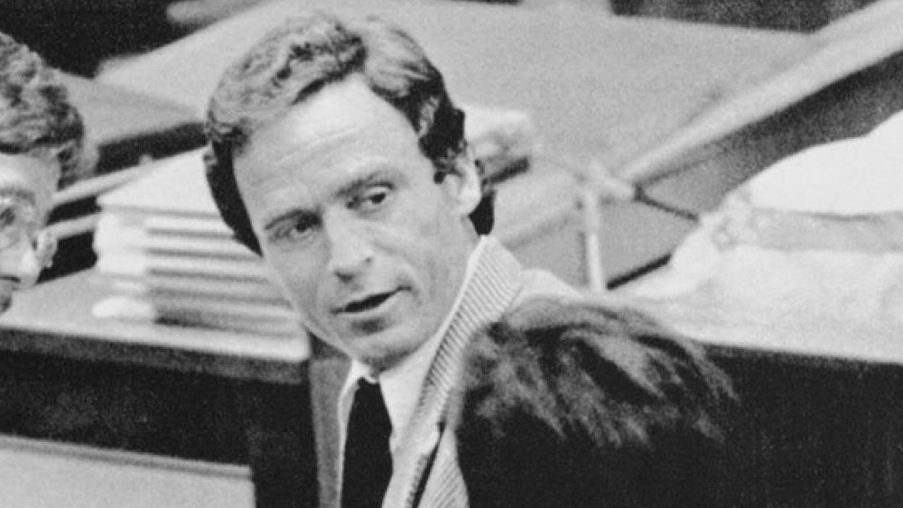 ১৯৬৯ থেকে ১৯৭৪ পর্যন্ত এলিজাবেথ কেন্ডেল নামে এক মহিলার সঙ্গে প্রেম ছিল টেডের। তবে কেন্ডেল টেডকে কখনও বিয়ে করেননি। কেন্ডেলের সঙ্গে প্রেম করার সময় থেকে অন্য মহিলাদের ধর্ষণ করে খুন করতে শুরু করে টেড। টেডের কাজকর্ম নিয়ে সন্দেহ হওয়ায় তিনি সম্পর্কে ইতি টানেন। পরে তিনি টেডের বিরুদ্ধে সাক্ষীও দিয়েছিলেন।