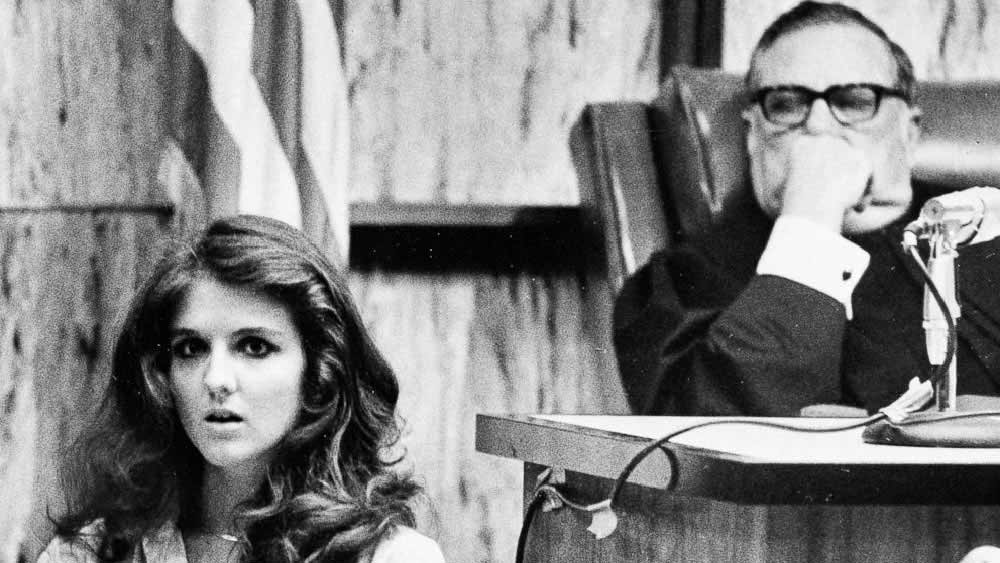 ১৯৭৫ সালে একাধিক মহিলার খুনের তদন্তে নেমে টেডের উপর নজরদারি শুরু করে পুলিশ। তার গাড়ির ট্রাঙ্কে একটি মুখোশ, হাতকড়া এবং ভোঁতা জিনিস দেখতে করেন উটা পুলিশের এক আধিকারিক। এর পর থেকেই কড়া নজরদারি শুরু হয় টেডের উপর। তবে কোনও প্রমাণ হাতে না আসায় পুলিশ তাকে গ্রেফতার করতে পারছিল না।