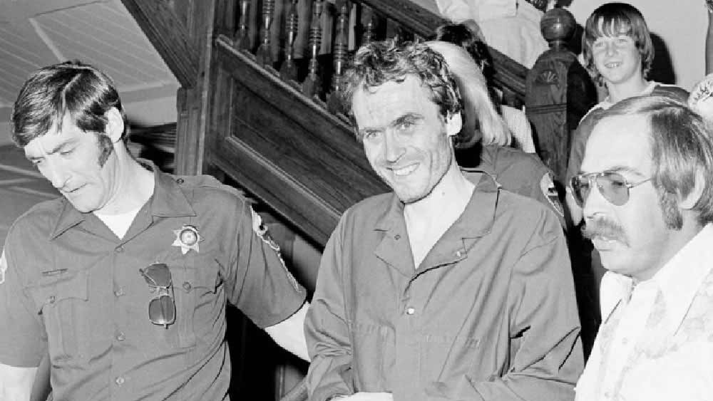 আদালতে শুনানি চলাকালীন টেড বহু বার নিজেকে নির্দোষ বলে দাবি করে। তবে মৃত্যুদণ্ডের রায় দেওয়ার কিছু দিন আগেই নিজের দোষ স্বীকার করে টেড। সে আদালতে জানায় যে সে ৩০ জন মহিলাকে খুন করেছে। কী ভাবে সে এই মহিলাদের খুন করেছে সেই বিবরণ শুনে বিচারকও শিউরে উঠেছিলেন। সে এ-ও ইঙ্গিত করেছিল যে তার খুনের সংখ্যা আরও বেশি ছিল।