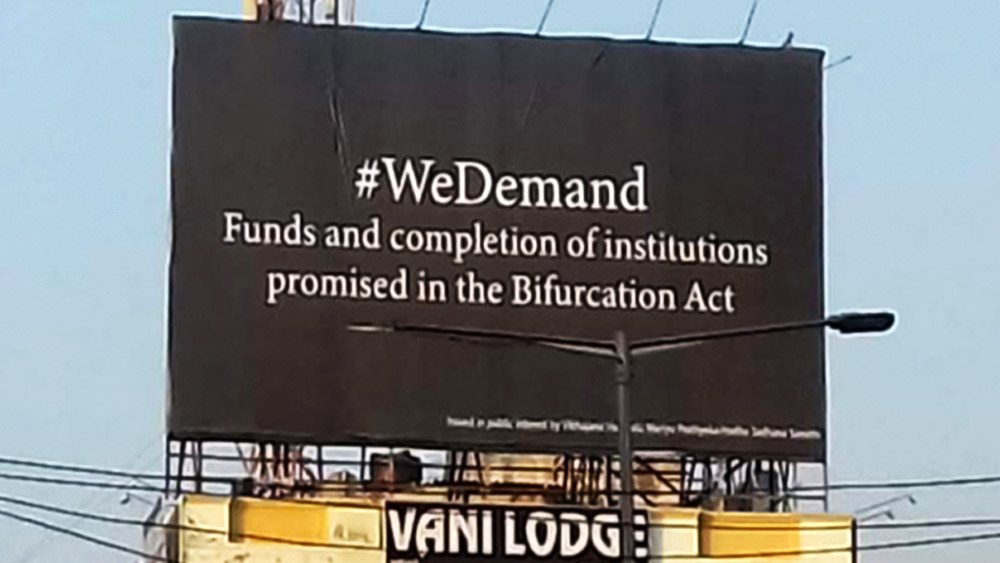 এই চিহ্নের ব্যবহার শুধু মাত্র নেটমাধ্যমেই হয় না, কোনও মিছিলে বার্তা দিতে চাইলেও হোর্ডিং-এর উপর এই বিশেষ চিহ্নযুক্ত শব্দগুলি লেখা হয়। 