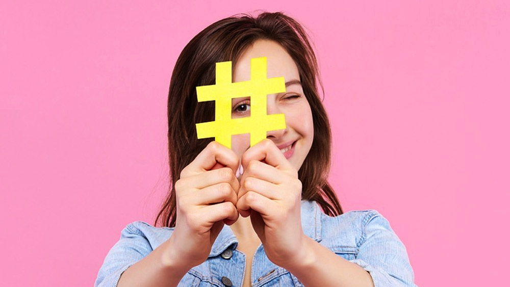 কিন্তু এই বহুল প্রচলিত চিহ্নের অর্থ কী? কী কারণেই বা এই চিহ্নের উৎপত্তি? ডিজিটাল মাধ্যমের যুগে নয়, বরং হ্যাশট্যাগ চিহ্নের ব্যবহার শুরু হয়েছে ৬০-এর দশক থেকে। অবশ্য তখন কোনও বিষয় নিয়ে ‘ট্রেন্ড’ বজায় রাখার জন্য এর ব্যবহার হত না।