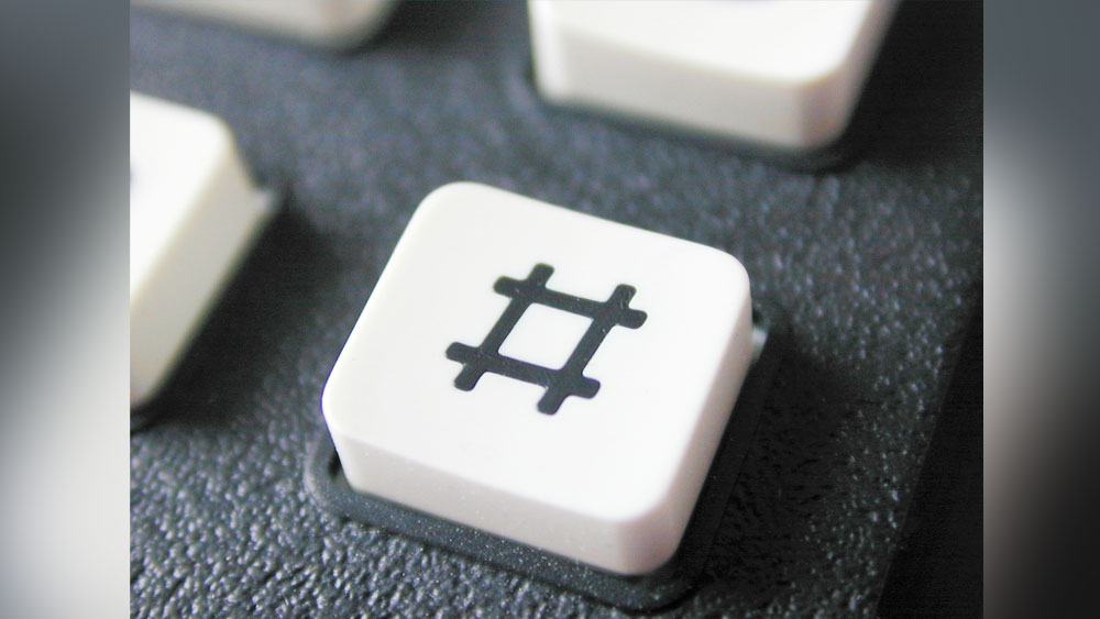 এই বাটনের মাধ্যমে তাঁরা টেলিফোন অপারেটিং‌ সিস্টেমের সঙ্গে যোগাযোগ করতেন। কিন্তু চিহ্নটি ব্যবহার করলেও তার কোনও নাম ছিল না। তাঁদের ধারণা ছিল, এই চিহ্নের যেহেতু আটটি প্রান্ত রয়েছে তাই ‘অক্টো’ দিয়ে এই চিহ্নের নামকরণ করা উচিত।