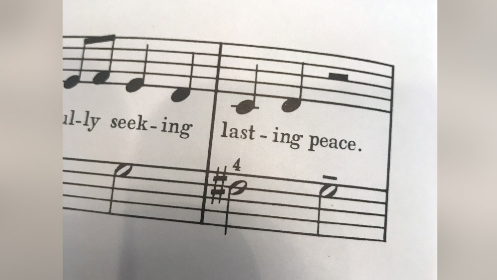 সঙ্গীতশিল্পীরাও এই চিহ্নের ব্যবহার করে থাকেন। সঙ্গীত পরিবেশন করার সময় নীচু টোন থেকে তার উপরের টোনে যেতে এই সংকেতের ব্যবহার করা হয়।
