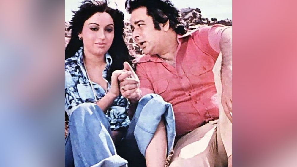 অভিনেত্রীর নাম পদ্মিনী কপিলা। দিনের বেশির ভাগ সময় তাঁর সঙ্গেই সময় কাটাতেন নবীন। বলিউডের এই তারকা যে সম্পর্কে রয়েছেন, এই নিয়ে বলিপাড়ায় গুঞ্জন ছড়িয়ে পড়ে। নীলুর কাছেও এই খবর পৌঁছয়।