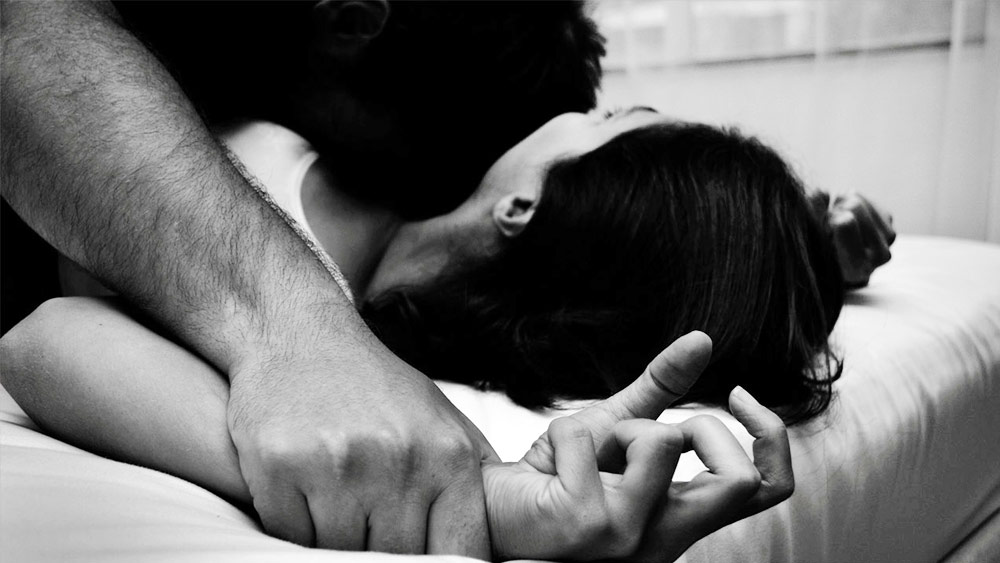 মুম্বইয়ের একটি ফ্ল্যাটে থাকতেন গীতাঞ্জলি। নবীন থাকতেন পুণেয়। নিজের ইচ্ছা মতো মুম্বইয়ের ফ্ল্যাটে আসতেন নবীন। গীতাঞ্জলির দাবি, মদ্যপান করে তাঁর উপর শারীরিক ও মানসিক নির্যাতন করা ছিল দৈনন্দিন ঘটনা। এমনকি, গীতাঞ্জলিকে নাকি বাড়ি থেকে বার করে দেওয়ার হুমকিও দিতেন অভিনেতা।