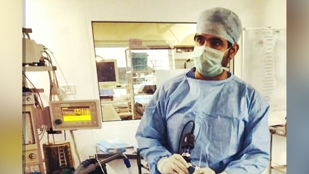 কে এই জগদীশ চতুর্বেদী? বেঙ্গালুরুর নামী হাসপাতালে ইএনটি সার্জন হিসাবে কর্মরত তিনি। তবে, শুধুমাত্র ডাক্তারি পেশায় থেকে সারা জীবন কাটাতে চাননি জগদীশ। মাঝেমধ্যেই হাসপাতালে রোগী দেখা শেষ হলে তাঁকে মঞ্চে দেখা যায়।