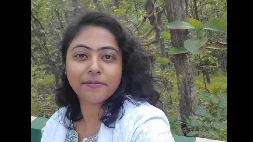 রাজনীতির ময়দানে কখনও দেখা যায়নি তাঁকে। এমনকি স্কুলের দিদিমণি হলেও তাঁকে বাড়ি থেকে নাকি বিশেষ বার হতে দেখেননি বোলপুরের নিচুপট্টির বাসিন্দারা।