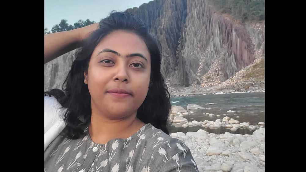 বুধবার দিনটা মোটেও ভাল যায়নি সুকন্যার। সকালে গরুপাচার মামলা সূত্রে সিবিআই পৌঁছয় সুকন্যার বাড়ির দরজায়। একই দিনে প্রাথমিক স্কুলের শিক্ষকতা নিয়ে অনিয়মের নালিশ জমা পড়ে আদালতে।