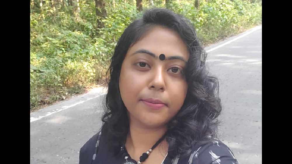 বাবার পরিচয়েই নাকি বাড়ির একেবারে কাছের স্কুলে চাকরি পান। মেরেকেটে ২০০ থেকে ৩০০ মিটার দূরে। তাঁর নিয়োগ হয় বোলপুর ওয়েস্ট সার্কেলের কালিকাপুর প্রাইমারি স্কুলে। 