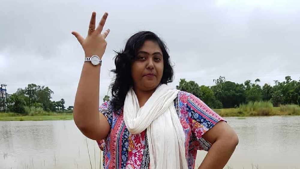 ওই ফেসবুক প্রোফাইল বলছে, বোলপুর গার্লস হাই স্কুল থেকে তাঁর লেখাপড়া শেষ হয় ২০১০ সালে। আর ২০১৬ সালে তিনি প্রথমে যোগ দেন বীরভূমের ‘ভোলে বাবা রাইস মিল’ নামে এক সংস্থায়।