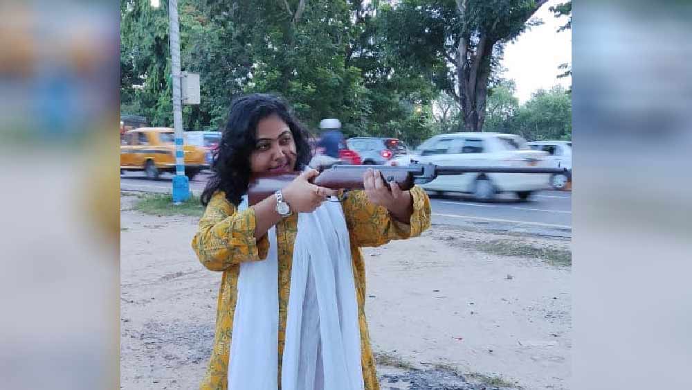 সেই বছরেই যোগ দেন পশ্চিমবঙ্গ সরকারের প্রাথমিক শিক্ষা দফতরে। 