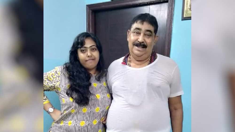 শুধু সুকন্যার বিরুদ্ধেই নয়, তিনি যে স্কুলের দিদিমণি সেই বিদ্যালয়ের কর্তৃপক্ষের বিরুদ্ধেও গুরুতর অভিযোগ উঠেছে। হাই কোর্টে আইনজীবী বলেন, ‘‘স্কুলের রেজিস্টার খাতা অনুব্রতের বাড়িতে নিয়ে গিয়ে তাঁর মেয়ের হাজিরা নিয়ে আসতেন এক জন।’’