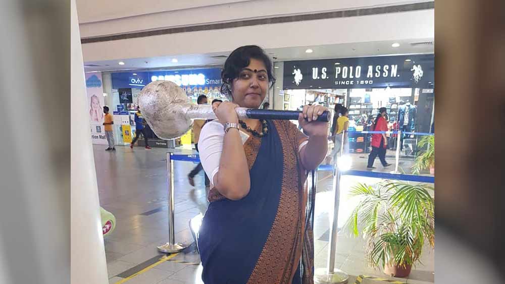 কিন্তু এখন সুখ নেই সুকন্যার। সিবিআই নাকি তদন্তে নেমে জানতে পেরেছে, সুকন্যার নামে একাধিক সংস্থা ছাড়াও স্থাবর, অস্থাবর অনেক সম্পত্তি বানিয়েছেন অনুব্রত।