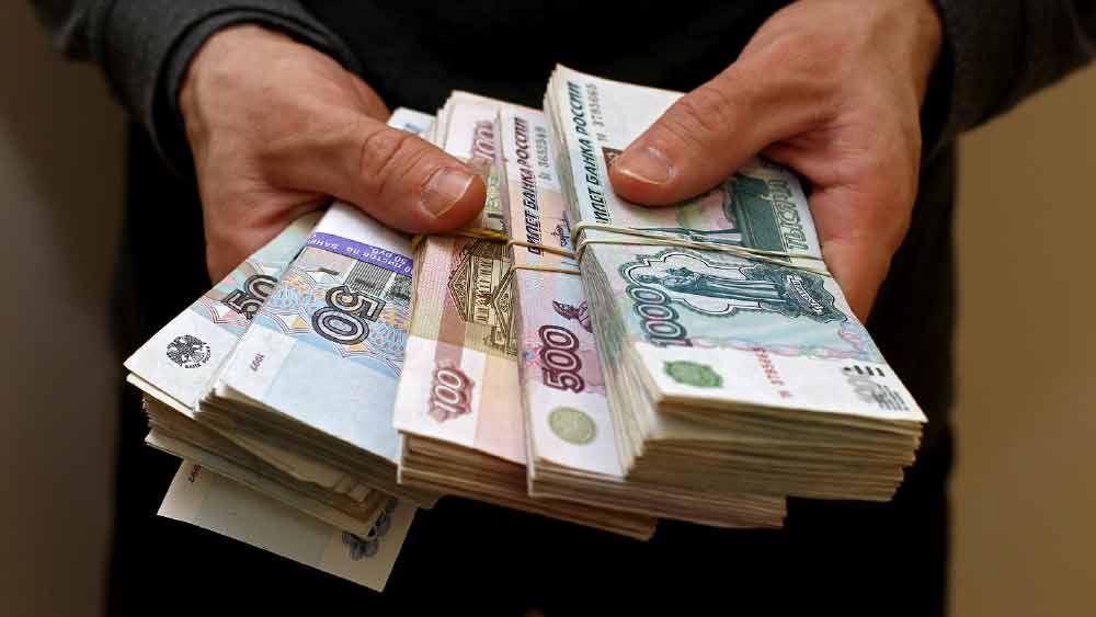 তবে মাত্র ১৩ লক্ষ টাকায় ১০ সন্তানের প্রতিপালন কি সম্ভব? এই প্রশ্ন তুলেছেন অনেকে। তাঁদের মতে,  এমনিতেই যুদ্ধের ফলে রুশ অর্থনীতি ধাক্কা খেয়েছে। এই অবস্থায় এত সন্তানের ভরণপোষণ কী ভাবে সম্ভব। 