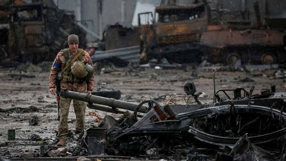 মাত্র এক সপ্তাহ আগে ক্রমিয়ায় রাশিয়ার একটি বিমান ঘাঁটিতেও হামলা হয়েছিল, যেটিকে ক্ষেপণাস্ত্র হামলা বলে মনে করা হচ্ছে। অভিযোগের তির ইউক্রেনের দিকে।  তবে ইউক্রেনের সরকার এই দু’টি হামলার কোনওটিরই দায়িত্ব এখনও স্বীকার করেনি।