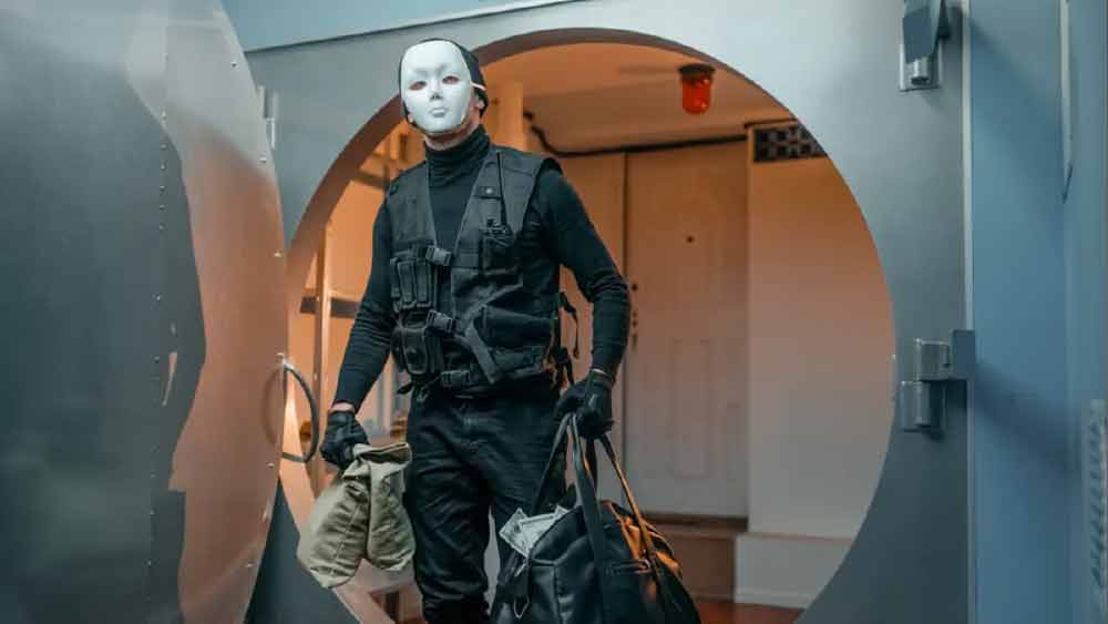 ২০১৯ সালের মে মাসে এই ঘটনাটি ঘটে। ৪৭ বছর বয়সি এক ব্যক্তি ইজরায়েলের দু’টি ব্যাঙ্ক থেকে প্রায় সাড়ে ছ’লক্ষ টাকা লুট করে নিয়ে পালিয়ে যান।