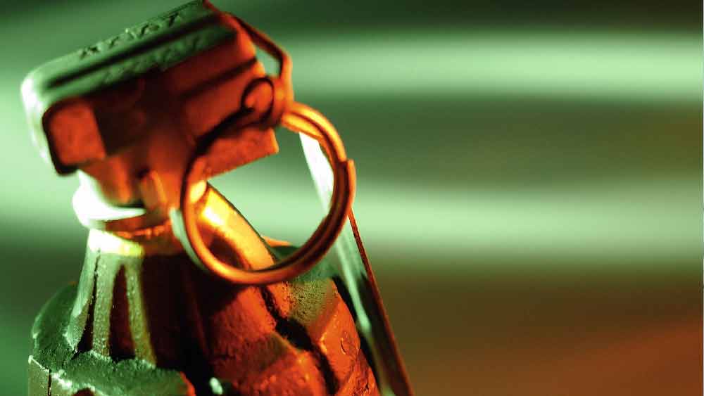 ক্যাশিয়ার এর পর ইতস্তত হয়ে ব্যাঙ্ককর্মীদের ডাকতে উদ্যত হলে ডাকাতি করতে আসা ব্যক্তি একটি ব্যাগ এগিয়ে দিয়ে হুমকি দিয়ে বলেন, “তাড়াতাড়ি টাকা নিয়ে ব্যাগে রাখুন না হলে আমি এই গ্রেনেড ছুড়ব।” এই বলে হাতে রাখা একটা গাঢ় সবুজ রঙের গোলাকার জিনিস ক্যাশিয়ারকে দেখান ওই ডাকাত।