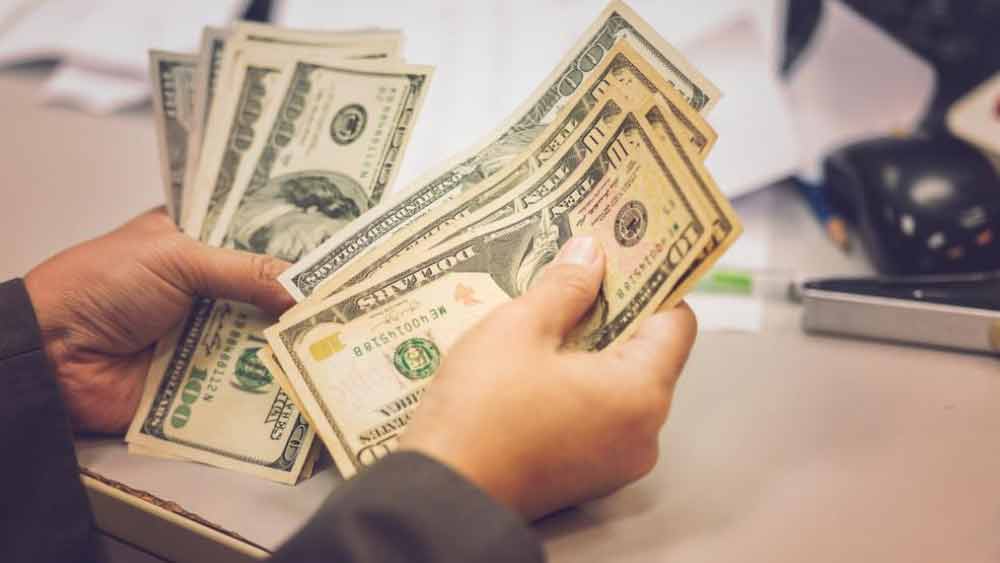 ‘গ্রেনেড’ দেখে ভয়ের চোটে ড্রয়ারে রাখা সমস্ত টাকা ব্যাগে ঢুকিয়ে ওই ব্যক্তির হাতে তুলে দেন ক্যাশিয়ার। ব্যাগে রাখা প্রায় সাড়ে তিন লক্ষ টাকা নিয়ে ব্যাঙ্কের শাখা থেকে বেরিয়ে যান ওই ডাকাত।