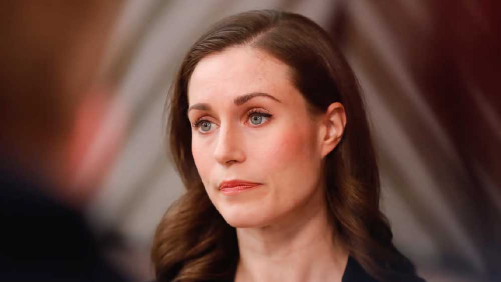 বিতর্ক এবং সানা ম্যারিন, এই দুই যেন সমার্থক। সম্প্রতি পার্টিতে গিয়ে খোলামেলা পোশাকে ফূর্তি করার ভিডিয়ো প্রকাশ্যে আসতেই বিতর্কের মুখে এসে দাঁড়িয়েছেন ফিনল্যান্ডের প্রধানমন্ত্রী তথা বিশ্বের কনিষ্ঠতম প্রধানমন্ত্রী সানা মারিন।