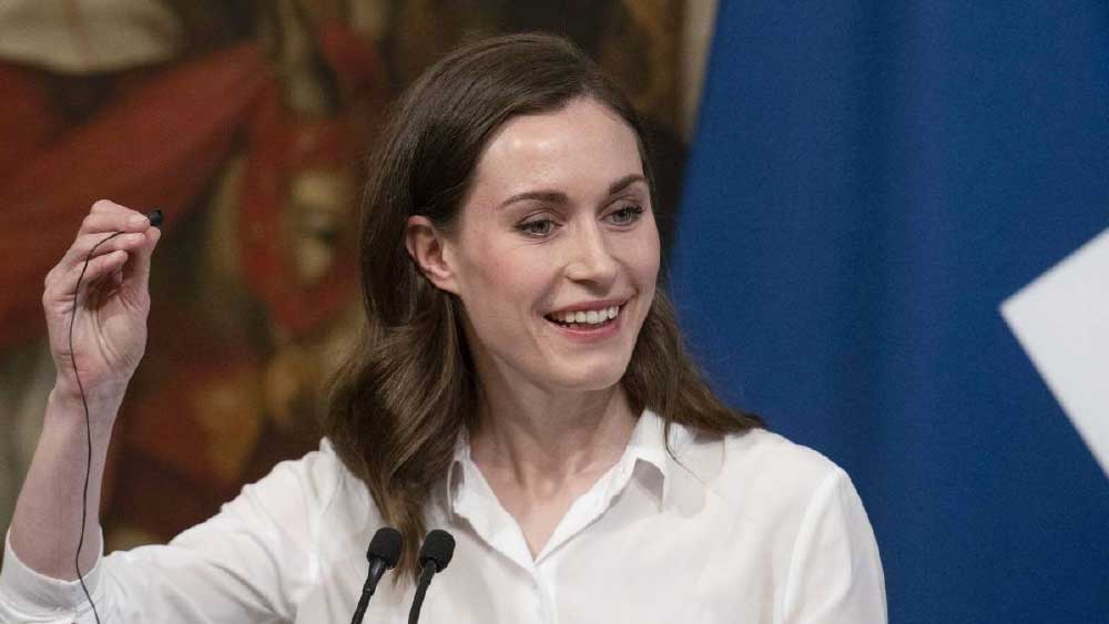 নেটমাধ্যমে ভাইরাল ভিডিয়োতে দেখা গিয়েছে, বন্ধুবান্ধব এবং ফিনল্যান্ডের সিনেমা জগতের তারকাদের সঙ্গে নাচ-গান করছেন মারিন।