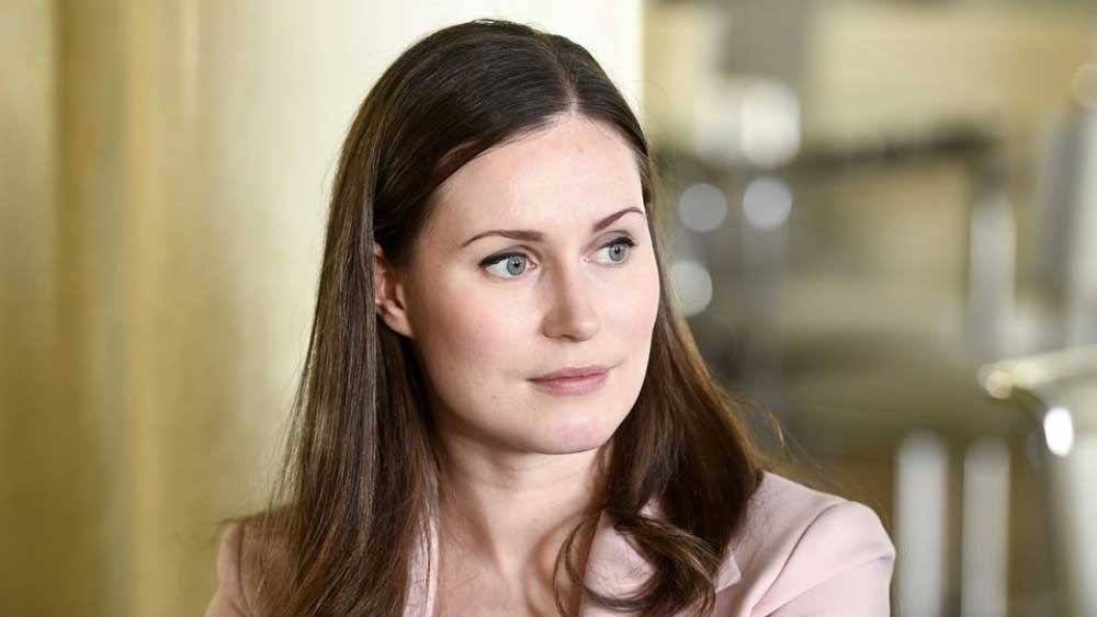 রাজনীতির আঙিনায় পা দেওয়ার আগে সংবাদপত্র বিক্রেতা এবং বেকারি কর্মী হিসাবেও কাজ করেছেন সানা। ছোটবেলা কেটেছিল অভাব-অনটনে।