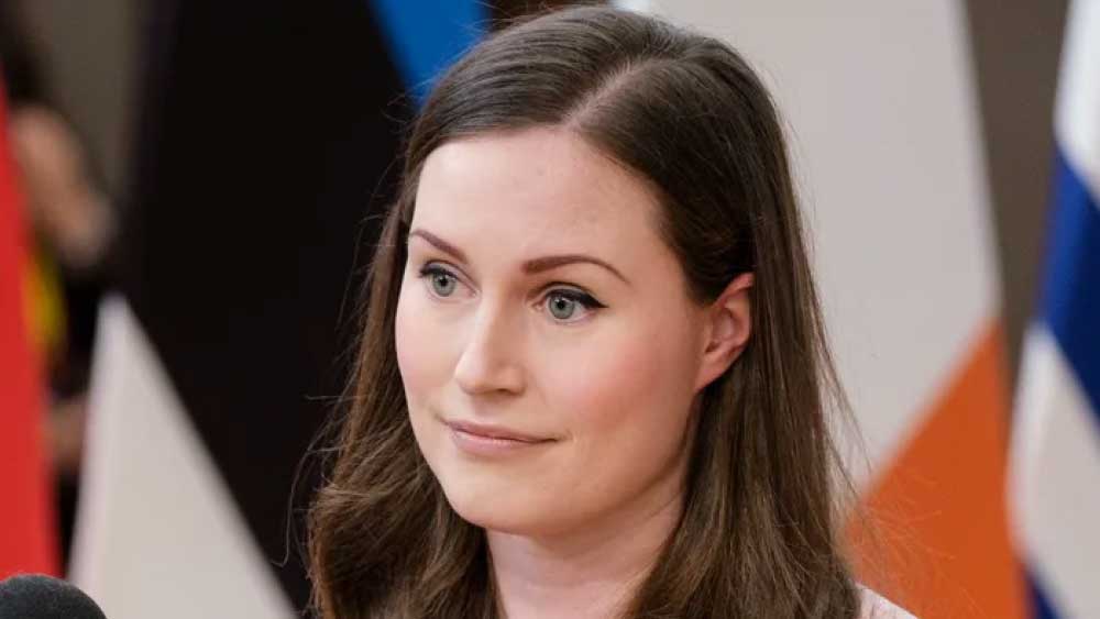 ২০০৪ সালে ১৯ বছর বয়সে তিনি স্নাতক হন। অতঃপর, ট্যাম্পারে বিশ্ববিদ্যালয়ে ভর্তি হওয়ার সুযোগ পান। সেখানে তিনি প্রশাসনিক বিজ্ঞান নিয়ে পড়াশোনা করেন। পড়াশুনার সময়ই তিনি রাজনীতিতে যুক্ত হন। পরিশ্রম করলে শুধু তাঁর নিজের জীবন নয়, অন্যের জীবনেও পরিবর্তন আনা সম্ভব। বিশেষ করে মহিলাদের জীবনে। এই ভাবনা থেকেই রাজনীতিতে যোগ দেন মারিন।