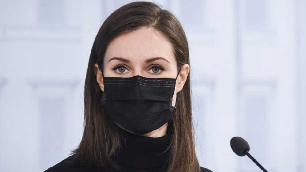 অতঃপর, সোশ্যাল ডেমোক্র্যাট দলে যোগ দেন এবং ২০০৬ সালে সদস্যপদ লাভ করেন। ২০১০ সালে তিনি দলের ভাইস-প্রেসিডেন্ট হিসাবে নির্বাচিত হন। ২০১২ পর্যন্ত তিনি ওই পদেই থাকেন। সানার রাজনৈতিক জীবন কিন্তু শুরু হয়েছিল পরাজয় দিয়ে। ২২ বছর বয়সে তিনি ট্যাম্পারে সিটি কাউন্সিলের নির্বাচনে লড়েন। কিন্তু সেই নির্বাচনে তিনি হেরে যান। জেতেন পরবর্তী নির্বাচনেই। ২০১২ সালে তিনি জয়ী হন এবং কাউন্সিল চেয়ারম্যান পদে উন্নীত হন। ওই পদে তিনি ২০১৩ থেকে ২০১৭ সাল পর্যন্ত ছিলেন।