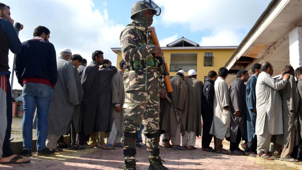 ‘ভূমিপুত্র’ না হলেও মিলবে ভোটাধিকার। নির্বাচন কমিশনের বুধবারের এই ঘোষণার পর ফের উত্তপ্ত হতে শুরু করেছে জম্মু ও কাশ্মীরের পরিস্থিতি। 