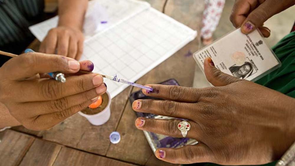 নিয়ম হল, যে কোনও ভারতীয় নাগরিক (যারা এ দেশে থাকেন) যে কোনও রাজ্য নির্বাচনে অংশ নিতে পারেন। কিন্তু তার মানে এই নয় যে, একাধিক রাজ্যে একাধিক নির্বাচনে ভোট দেওয়া যাবে।