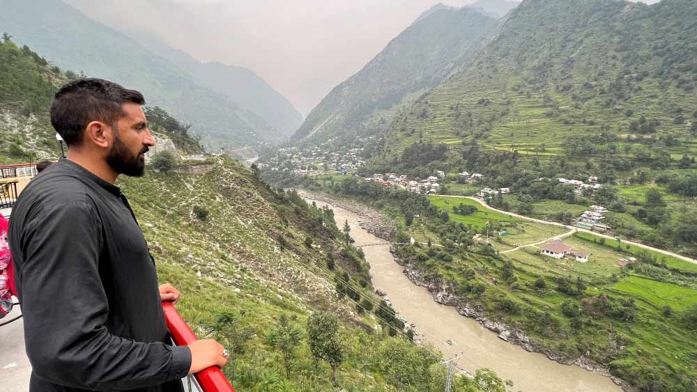 কমিশন বলছে, বিষয়টি আদৌ তা নয়। শুধু মাত্র উপত্যকায় যাঁরা ‘সাধারণ ভাবে বসবাস করছেন’, তাঁরাই নিজেদের নাম নথিভুক্ত করতে পারবেন। তাই এ নিয়ে বিভ্রান্তির কোনও জায়গা নেই বলে কমিশনের তরফে দাবি করা হয়েছে।