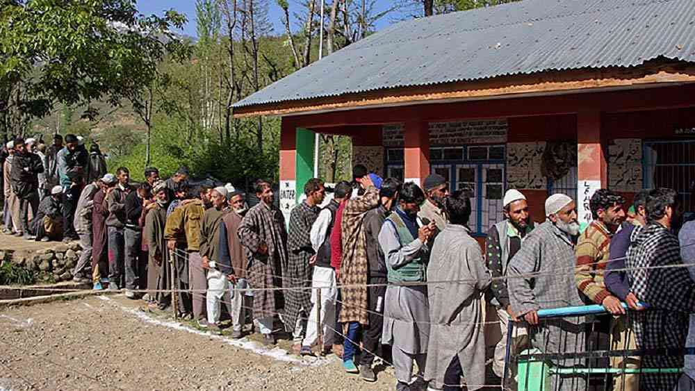 এই ঘোষণায় বিতর্কের সঙ্গে সঙ্গে একাংশের মধ্যে বিভ্রান্তিও তৈরি হয়েছে। কেউ কেউ মনে করছেন, জম্মু-কাশ্মীরে গেলেন, তার পর ভোট দিয়ে আবার সেখান থেকে ফিরে আসতে পারেন। 