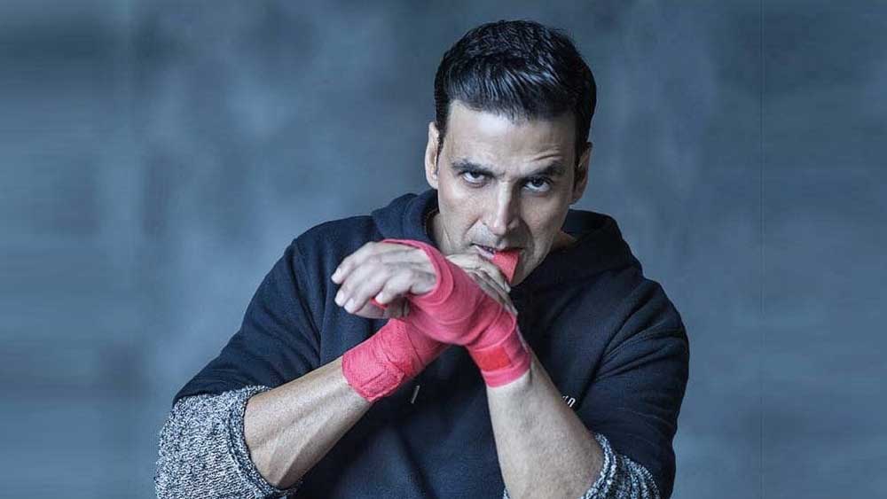 বলিপাড়ায় পুরস্কার বিতরণী অনুষ্ঠানগুলিতে কত কাণ্ডই না ঘটে থাকে! সেরা অভিনেতা, সেরা অভিনেত্রীর মুকুট কার মাথায় উঠবে, এ নিয়ে যেমন উদ্দীপনা চলে, তেমনই তারকাদের নানা কীর্তিকলাপ চাক্ষুষ করা যায়। এক দশক আগে এমনই এক পুরস্কার বিতরণী অনুষ্ঠানে গিয়ে ‘খিলাড়ি’ অক্ষয় কুমার যা করেছিলেন, তাতে চমকে গিয়েছিলেন সকলে। 