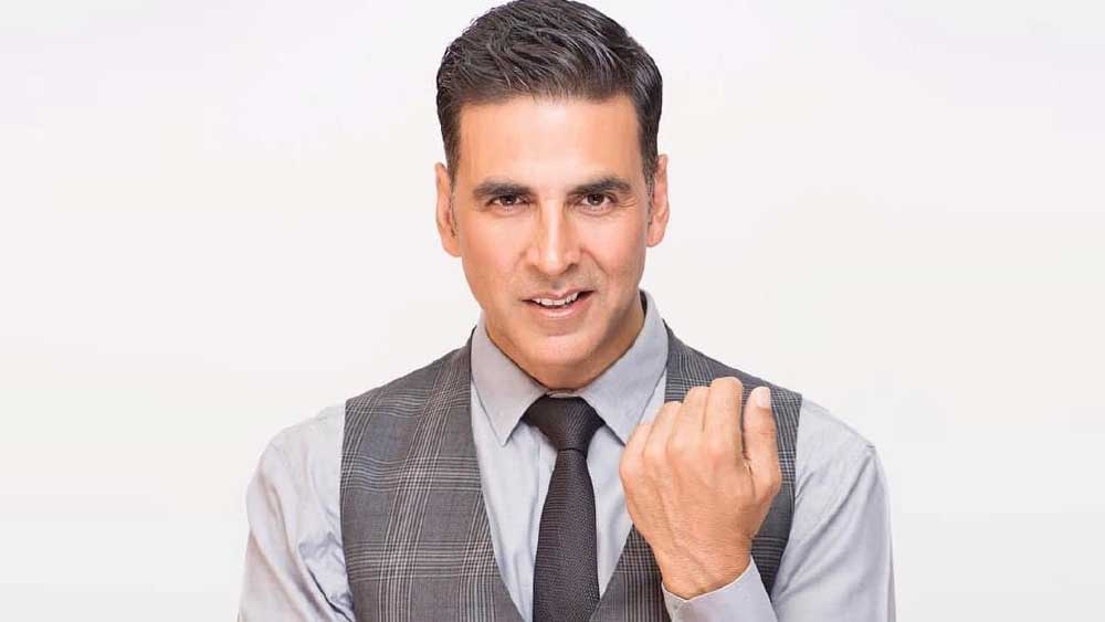 ২০০৯ সালে সেরা অভিনেতা হিসাবে নাম ঘোষণা করা হল অক্ষয় কুমারের। তার পরই হাততালিতে মুখরিত গোটা প্রেক্ষাগৃহ। 