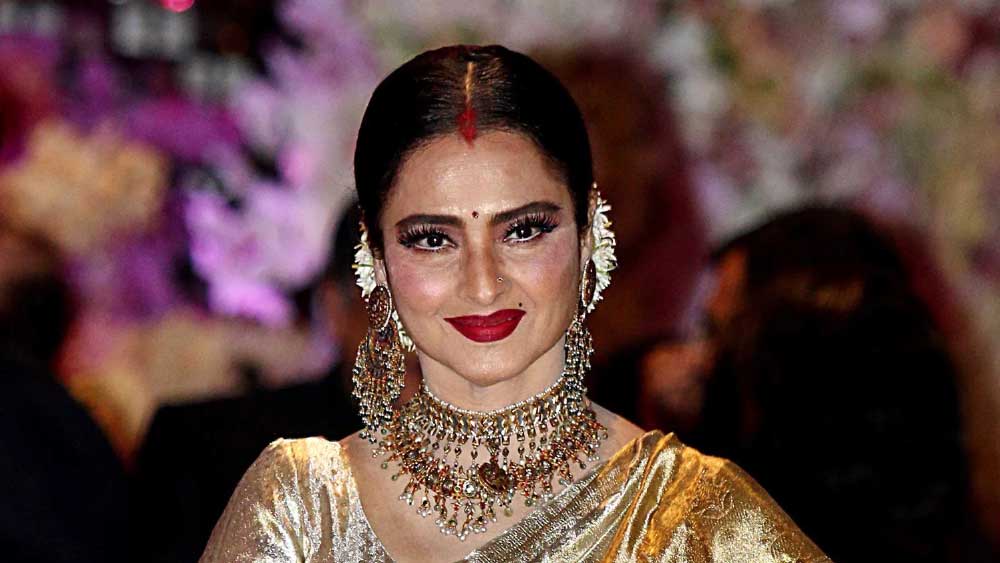 অক্ষয়ের হাতে সেরা অভিনেতার পুরস্কার তুলে দেওয়ার জন্য মঞ্চ আলো করে দাঁড়িয়ে অভিনেত্রী রেখা। 