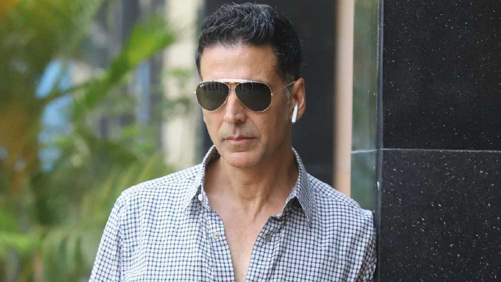 অক্ষয় যখন এই কথা বলছেন, তখন দর্শকাসনে তারকারা রীতিমতো হতবাক। 