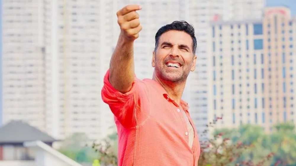 বক্তৃতা শেষে পোডিয়ামে পুরস্কার রেখেই রেখাকে নিয়ে মঞ্চ ছাড়েন সুপারস্টার। তখনও বাজছে ‘সিং ইজ কিং’ গান। হাততালিতে ফেটে পড়ল মঞ্চ।