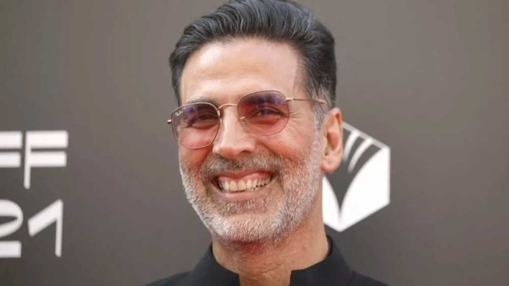 এর পরই সহ-সঞ্চালক শ্রেয়স তালপাড়ের পাশে দাঁড়িয়ে বলিউড পরিচালক তথা কোরিওগ্রাফার ফারহা খান বললেন, ‘‘আমার মনে হয় না, আমির এখন আসবেন এই পুরস্কারটা নিতে।’’ ফারহার এই কথা শুনে হেসে ফেলেন সকলে। 