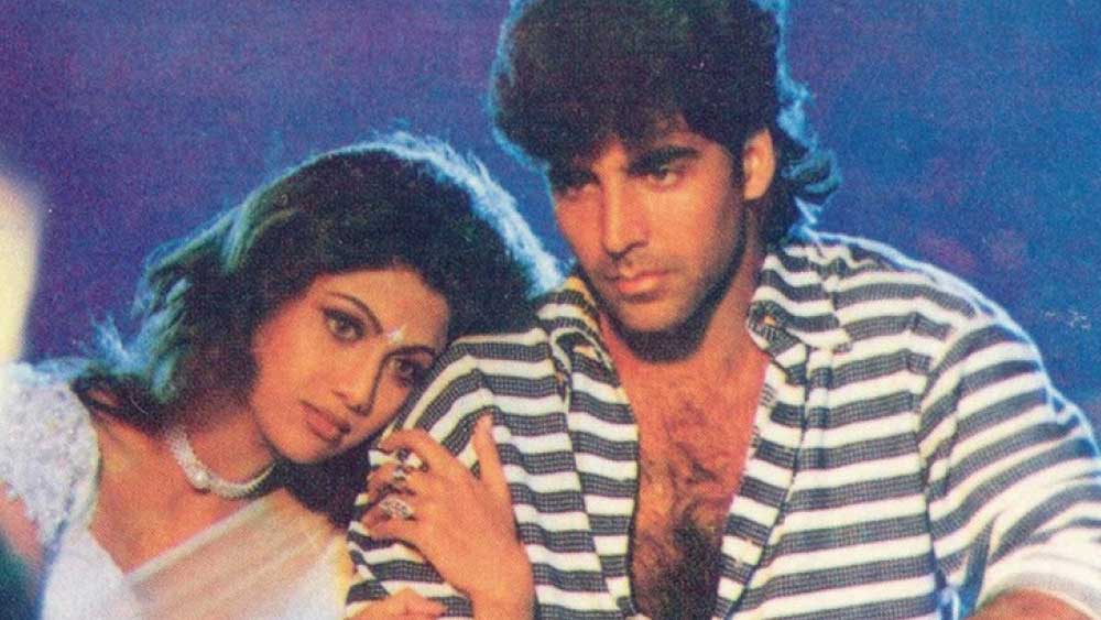  পরবর্তী সময়ে ‘চুরা কে দিল তেরা’র সুরের জাদুতে ঝড় তুলেছিল অক্ষয়-শিল্পার প্রেমকাহিনি। সে কাহিনিও সফল হয়নি। তবে এই সব চর্চা তাঁর কেরিয়ারে সে ভাবে প্রভাব ফেলতে পারেনি। বরং সময়ের সঙ্গে সঙ্গে নিজেকে ক্রমাগত প্রমাণ করে চলেছেন ‘খিলাড়ি’।