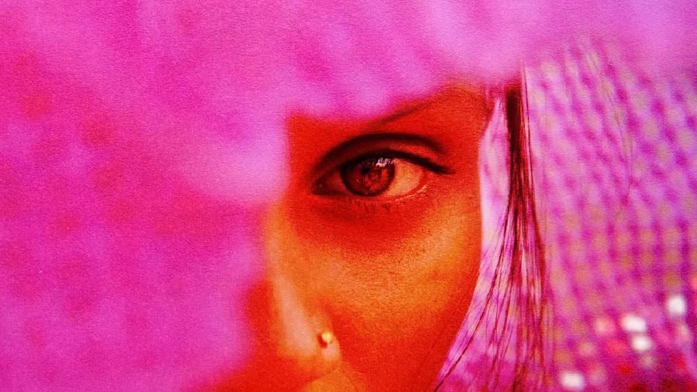 বছরখানেক পর আবারও শিরোনামে উত্তরপ্রদেশের লখিমপুর খেরি। এ বার অবশ্য কোনও মন্ত্রীর ছেলের বিরুদ্ধে আন্দোলনকারী কৃষকদের গাড়ির ধাক্কা মারার অভিযোগ নয়। বরং লিভ ইন পার্টনারকে ‘উচিত শিক্ষা’ দিতে তাঁর যৌনাঙ্গ কেটে নেওয়ার অভিযোগ উঠেছে সেখানকার এক যুবতীর বিরুদ্ধে।