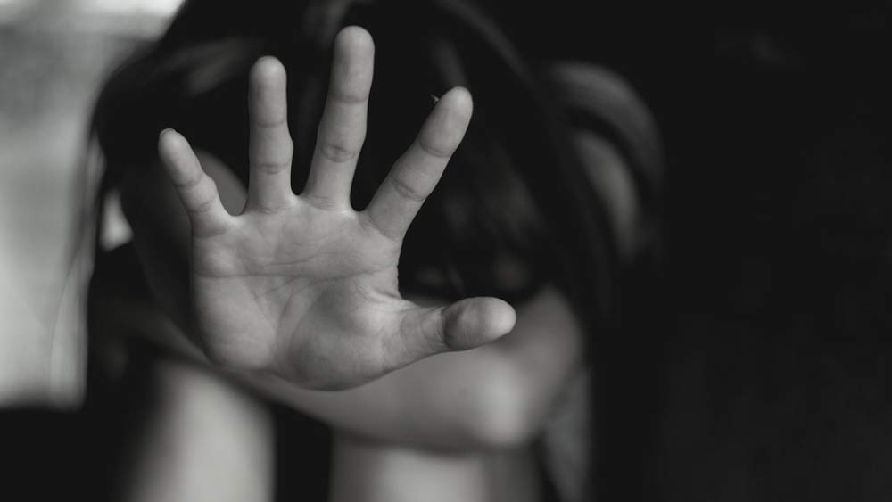 লখিমপুর খেরি জেলার মহেবাগঞ্জ এলাকার বাসিন্দা ওই যুবতীর দাবি, তাঁর ১৪ বছরের মেয়েকে ধর্ষণের চেষ্টা করেছেন লিভ ইন পার্টনার। সে কারণেই এমনটা করতে বাধ্য হয়েছেন। এবং এ নিয়ে তাঁর কোনও আক্ষেপ নেই।